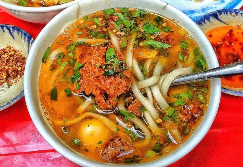 Bánh canh ruộng dân dã với cá nướng giã tơi (Ảnh: Sưu tầm)